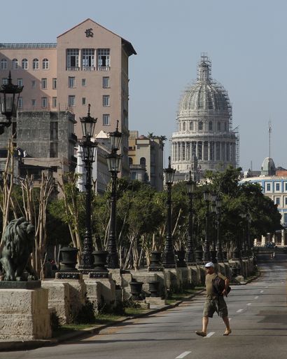 Paseo del Prado, in the background you can see the dome of the National Capitol