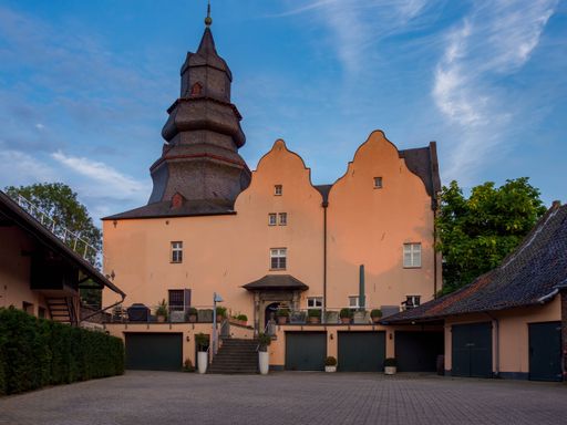 A closeup shot of Dyckhof under a cloudy blue sky