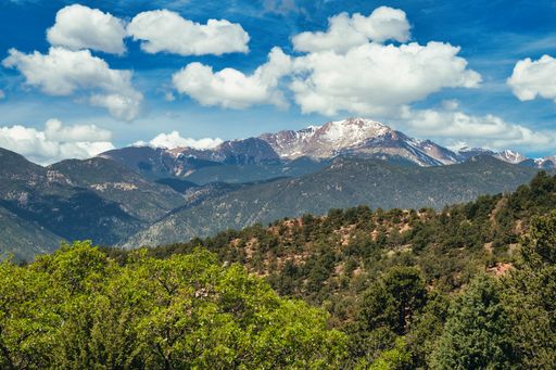 A beautiful landscape of Pikes Peak Colorado under a blue sky
