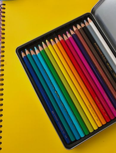 The colorful pencils on the table