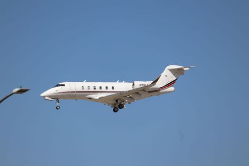 Bombardier Challenger 350 landing at San Jose airport from Chicago O'Hare