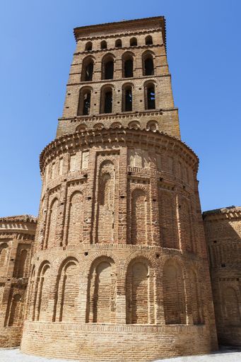 A vertical picture of the Church of San Lorenzo under the sunlight and a blue sky in Spain