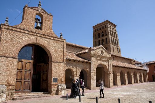A low angle shot of the Church of San Lorenzo captured under the blue sky in Spain