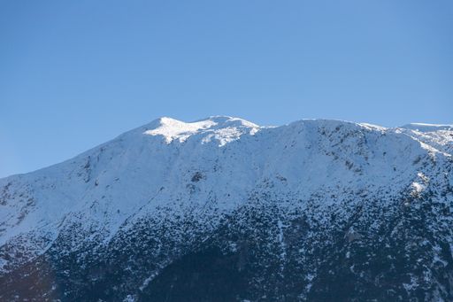 A mesmerizing view of the snow-capped mountains