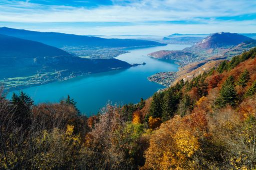 A wide angle shot of the Lake Annecy in France