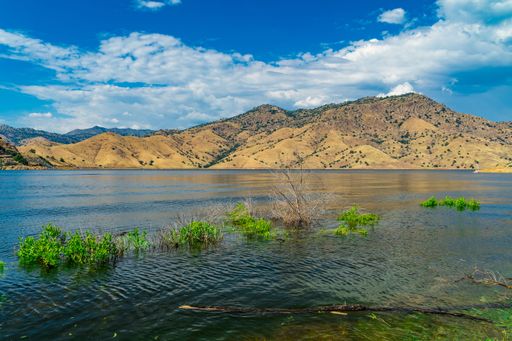 A scenic view of Lake Kaweah with clear skies and surrounding hills in San Jose , California, USA
