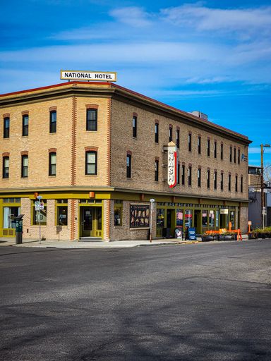 A vertical shot of an empty road by the National Hotel in the Inglewood area on a sunny day