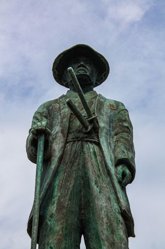 A vertical shot of an old Samurai statue in Kyoto, Japan