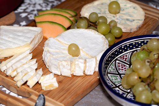  Cheese with white grapes . Close up