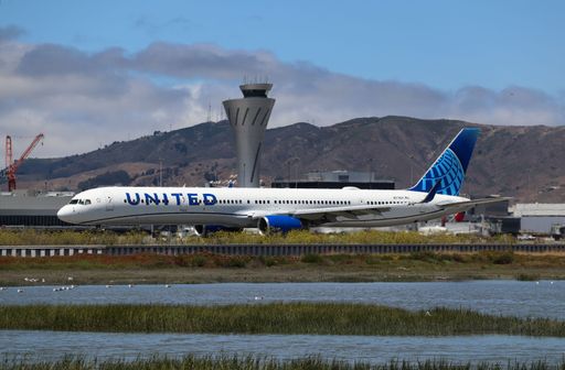 United Airlines Boeing 757-300 taxiing at San Francisco airport with control tower in view