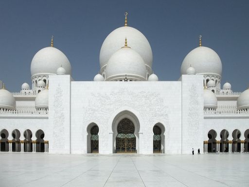The Sheikh Zayed Grand Mosque on a sunny day