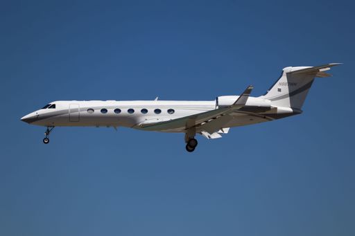 Gulfstream G550 jet arriving at San Jose airport under clear skies