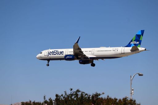 JetBlue A321 landing at San Jose airport from Lansing.
