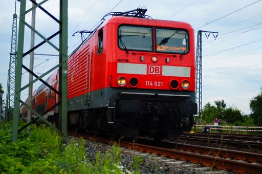 114 021 pulls the regional express RE30 in Bockenheim towards Frankfurt Central Station. Class 114 is the last locomotive constructed in the GDR.