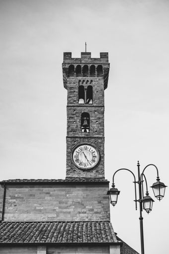 A vertical grayscale shot of the Fiesole Cathedral in Fiesole, Italy