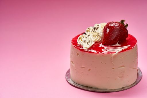A closeup shot of delicious cheesecake with strawberries