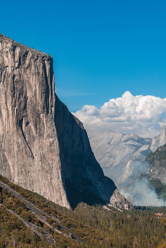 A vertical shot of a cliff in the Yosemite National Park in the USA