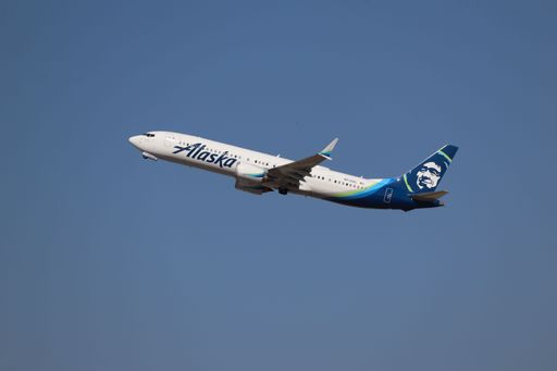 Alaska Airlines Boeing 737 MAX 9 takes off from San Jose Airport heading to Seattle