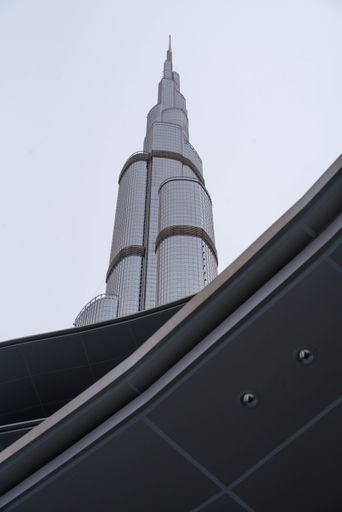 A vertical shot of the Burj Khalifa skyscraper in Dubai, United Arab Emirates on a gloomy day