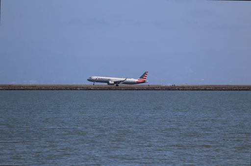 American Airlines Airbus A321 landing at San Francisco airport from Philadelphia