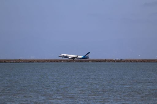 Alaska Horizon Embraer E175 landing at San Francisco airport from Los Angeles