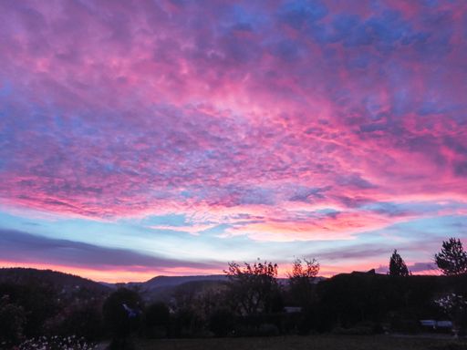 An  eye-catchy view of a skyscape at purple sunset