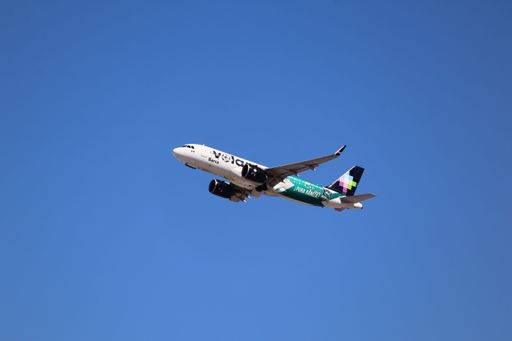 A Volaris Airbus A320 neo with "Pura Raniza" sticker taking off from San Jose International Airport, heading to Zacatecas