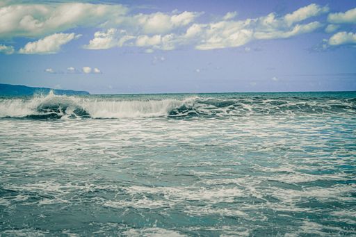 A beautiful shot of big waves in North Shore, Oahu, Hawaii
