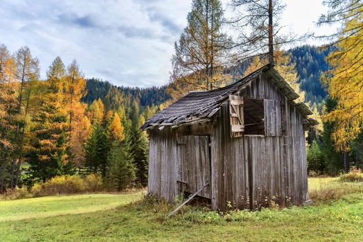 A landscape view of the countryside and a wooden barn in autumn