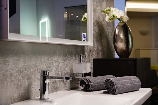 A beautiful picture of a bathroom with towels and beautiful decoration in a hotel