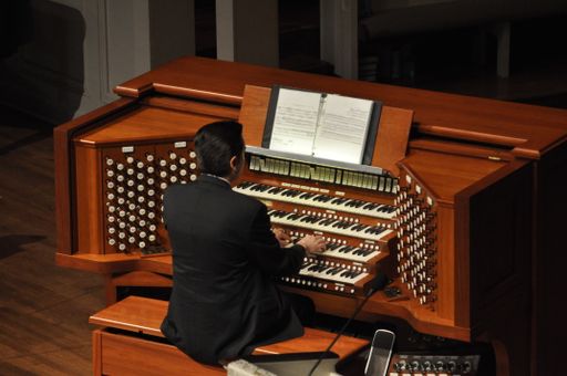 A closeup of the organist playing a very big organ. Memphis, United States.