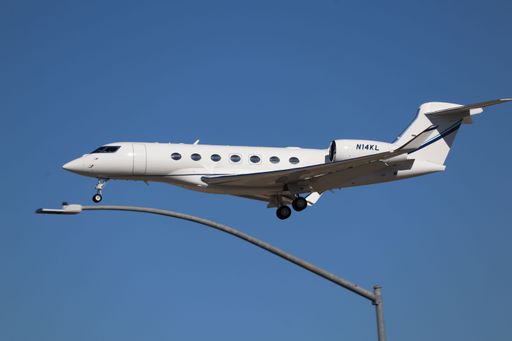 A private Gulfstream G600 landing at San Jose International Airport