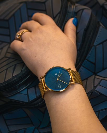An Aventino gold watch on a lady's hand