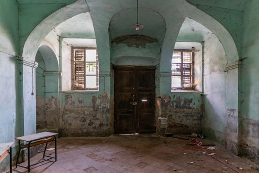 An  Abandoned messy room. grunge walls, wooden floor and old brown room in an abandoned house