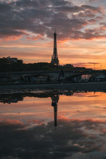 Reflection of the Tour Eiffel at sunset in Paris