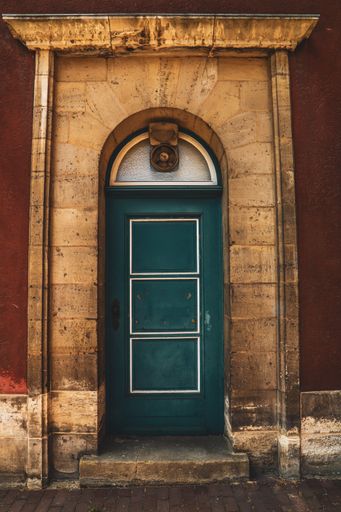 A vertical shot of the green vintage door. Exterior view.