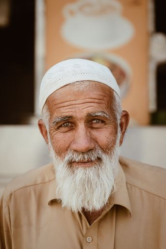 A headshot of an old man in Karachi downtown
