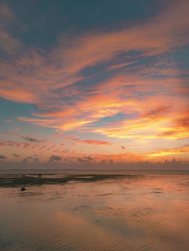 A stunning view of the sunset and the sea