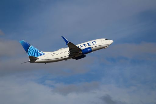 United Airlines Boeing 737-700 taking off from San Jose airport.