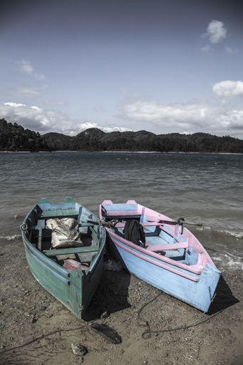 A beautiful vertical shot of the dinghy boats parked near the Montebello lake in Chiapas, Mexico