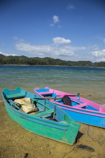 A beautiful vertical shot of the dinghy boats parked near the Montebello lake in Chiapas, Mexico