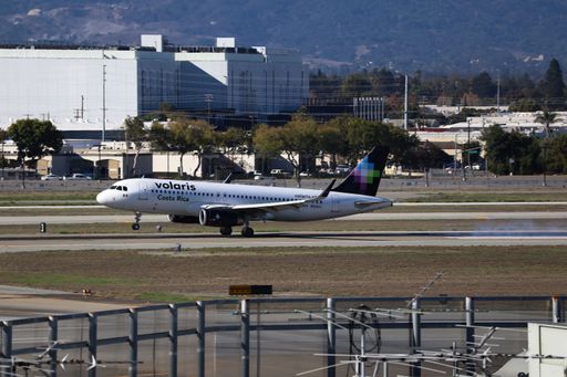 A320 lands at San Jose airport with Santa Cruz mountains in the background