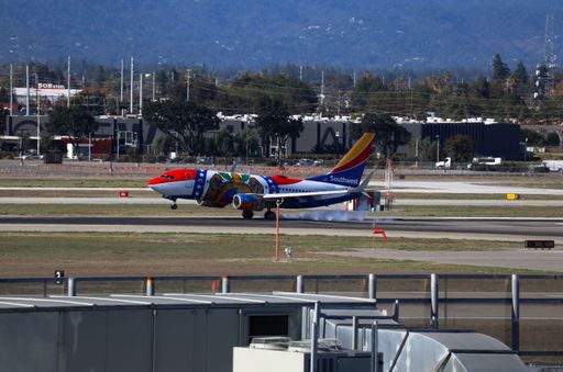 Boeing 737-700 in Missouri One livery landing at San Jose airport with Santa Cruz mountains in the background