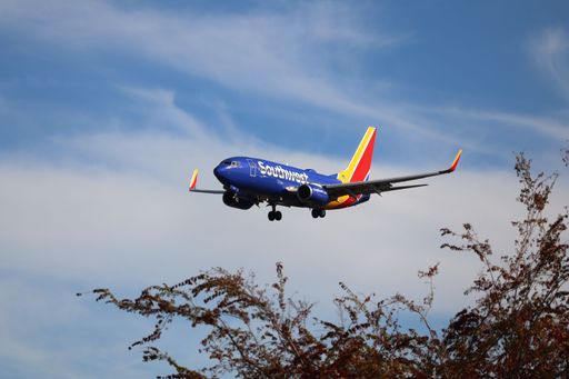 Boeing 737-700 aircraft landing at San Jose airport from Phoenix
