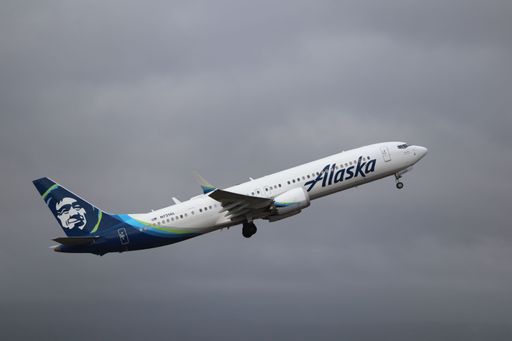 The Alaska Airlines Boeing 737 MAX 9 is taking off from San Jose International Airport on a cloudy morning, heading to San Jose del Cabo