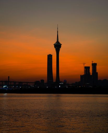 A vertical shot of a silhouette of the Rhine Tower in Dusseldorf, Germany at sunset