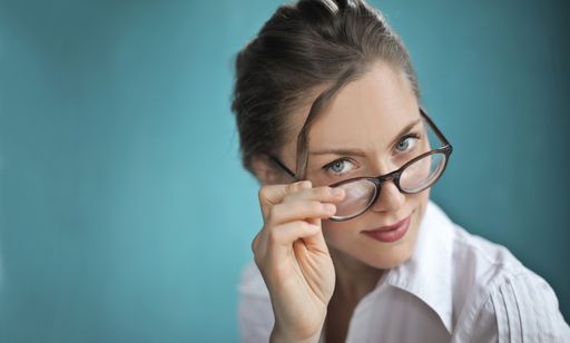 A woman with optical glasses and a blue background