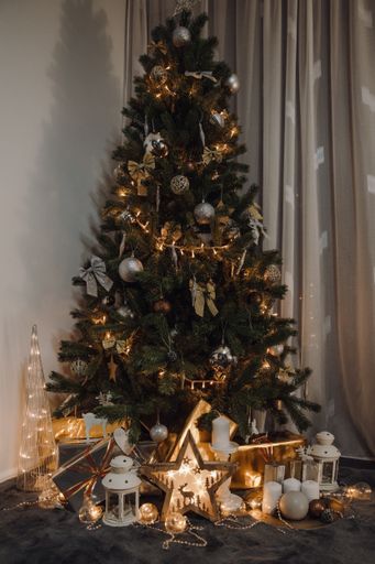 A Christmas tree surrounded by cute decor in Scandinavian style