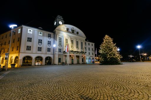 A modern building and a Christmas tree at night at Christmas in Sonneberg, Germany