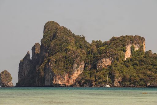 A mesmerizing shot of a beach under the clear skies in Loh Dalum Bay in Koh Phi Phi, Phuket